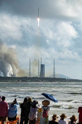 WENCHANG, CHINA - SEPTEMBER 17: A Long March 12 carrier rocket launches the Satellite Internet Low Orbit 25 Group satellites into space at the Hainan Commercial Aerospace Launch Site on September 17, 2026 in Wenchang, Hainan Province of China. The satellites successfully entered their predetermined orbits following the launch.  Copyright: xVCGx 111667458842