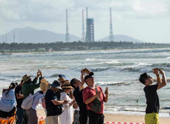 WENCHANG, CHINA - SEPTEMBER 17: China successfully launches the Satellite Internet Low Orbit 25 Group satellites using a Long March 12 carrier rocket at the Hainan Commercial Spaceport on September 17, 2026 in Wenchang, Hainan Province of China. The satellites entered their predetermined orbit and the launch mission was completed.  Copyright: xVCGx 111667458837