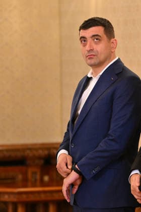 President of Romania Nicusor Dan invites political parties at Cotroceni Palace BUCHAREST, ROMANIA - SEPTEMBER 17: Leader of Alliance of Uniting Romanians (AUR) George Simion arrives to meet Romanian President Nicusor Dan (not seen) after his invitation to members of the AUR party for consultations regarding the appointment of the Prime Minister of Romania, at Cotroceni Palace, Bucharest, Romania on September 17, 2026. Alex Nicodim Anadolu Bucharest Romania. Editorial use only. Please get in touch for any other usage.  Copyright: x2026xAnadoluxAlexxNicodimx