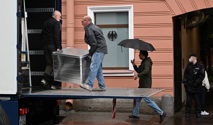 Russia Germany Consulate Closure 9244803 16.09.2024 Staff load belongings into trucks outside the building housing the German Consulate General in St. Petersburg, Russia. Germany closed the Russian Consulate General in Bonn and terminated an agreement governing the Russian House in Berlin following an attempted drone attack at Leipzig Halle Airport. Russia said it would close the German Consulate General in St. Petersburg and Goethe-Institut branches in response. Grigory Dukor Sputnik St. Petersburg Russia  Copyright: xGrigoryxDukorx