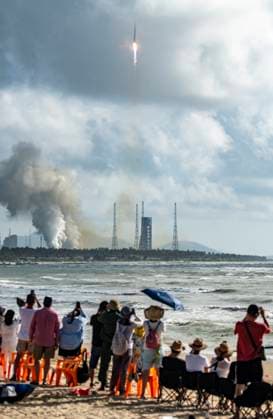 (260917) -- WENCHANG, Sept. 17, 2026 -- A Long March-12 carrier rocket carrying the 25th group of low-orbit internet satellites blasts off from the Hainan commercial spacecraft launch site in south China s Hainan Province, Sept. 17, 2026. The rocket lifted off at 8:32 a.m. (Beijing Time) from the Hainan commercial spacecraft launch site. The payloads, the 25th group of low-orbit internet satellites, entered the designated orbit successfully. (Photo by Xinhua) (EyesOnSci) CHINA-HAINAN-WENCHANG-INTERNET SATELLITE GROUP-LAUNCH (CN) MengxZhongde 