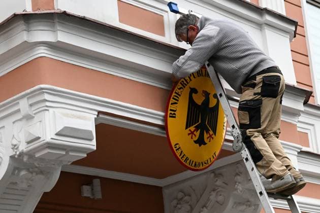 Russia Germany Consulate Closure 9244819 17.09.2026 A staff member removes the national coat of arms from the building housing the German Consulate General in St. Petersburg, Russia. Germany closed the Russian Consulate General in Bonn and terminated an agreement governing the Russian House in Berlin following an attempted drone attack at Leipzig Halle Airport. Russia said it would close the German Consulate General in St. Petersburg and Goethe-Institut branches in response. Grigory Dukor Sputnik St. Petersburg Russia  Copyright: xGrigoryxDukorx