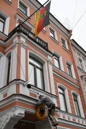 Russia Germany Consulate Closure 9244825 17.09.2026 A staff member removes the national coat of arms from the building housing the German Consulate General in St. Petersburg, Russia. Germany closed the Russian Consulate General in Bonn and terminated an agreement governing the Russian House in Berlin following an attempted drone attack at Leipzig Halle Airport. Russia said it would close the German Consulate General in St. Petersburg and Goethe-Institut branches in response. Grigory Dukor Sputnik St. Petersburg Russia  Copyright: xGrigoryxDukorx