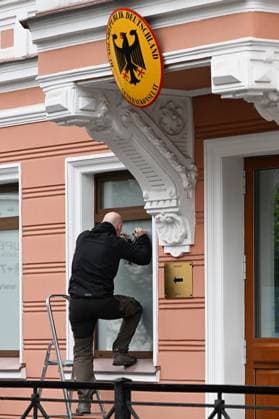 Russia Germany Consulate Closure 9244844 17.09.2026 A staff member removes the national coat of arms from the window of the building housing the German Consulate General in St. Petersburg, Russia. Germany closed the Russian Consulate General in Bonn and terminated an agreement governing the Russian House in Berlin following an attempted drone attack at Leipzig Halle Airport. Russia said it would close the German Consulate General in St. Petersburg and Goethe-Institut branches in response. Grigory Dukor Sputnik St. Petersburg Russia  Copyright: xGrigoryxDukorx