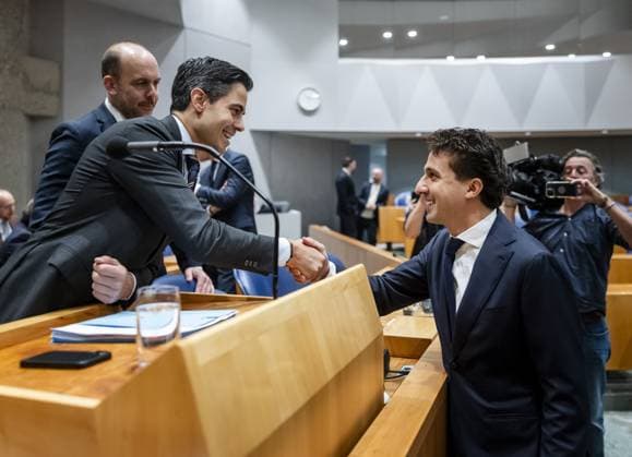 THE HAGUE - Prime Minister Rob Jetten shakes hands with Jesse Klaver (PRO) on the second day of the General Political Debates. The House of Representatives is discussing the budget presented by the cabinet on Prinsjesdag. REMKO DE WAAL ANP netherlands out - belgium out  Copyright: xx x568936696x originalFilename: 568936696.jpg