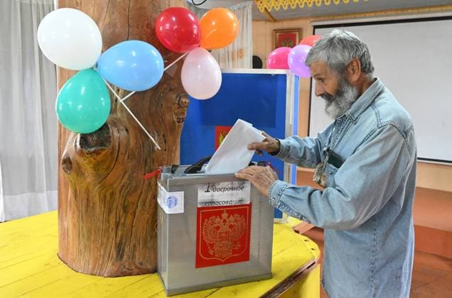 Russia Parliamentary Election Early Voting 9244851 17.09.2026 A voter casts his ballot at a polling station during the early voting in the parliamentary election in the village of Verkhniy Kurulgash, Tashtypsky district of the Republic of Khakassia, Russia. Russians will vote in elections to the ninth State Duma, the lower house of parliament, and municipal elections over three days, from September 18 to 20. Ilya Naymushin Sputnik Republic of Khakassia Russia  Copyright: xIlyaxNaymushinx
