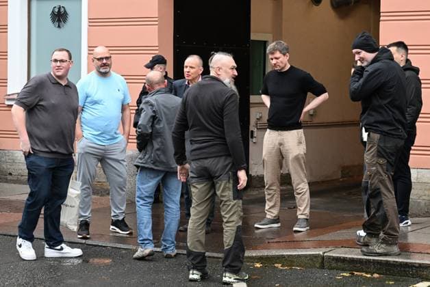 Russia Germany Consulate Closure 9244839 17.09.2026 German Consul General in St. Petersburg Milan Simandl thanks movers for loading belongings as the German Consulate General in St. Petersburg closes, Russia. Germany closed the Russian Consulate General in Bonn and terminated an agreement governing the Russian House in Berlin following an attempted drone attack at Leipzig Halle Airport. Russia said it would close the German Consulate General in St. Petersburg and Goethe-Institut branches in response. Grigory Dukor Sputnik St. Petersburg Russia  Copyright: xGrigoryxDukorx