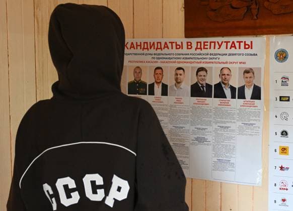 Russia Parliamentary Election Early Voting 9244870 17.09.2026 A voter reads information at a polling station during the early voting in the parliamentary election in the village of Verkhniy Kurulgash, Tashtypsky district of the Republic of Khakassia, Russia. Russians will vote in elections to the ninth State Duma, the lower house of parliament, and municipal elections over three days, from September 18 to 20. Ilya Naymushin Sputnik Republic of Khakassia Russia  Copyright: xIlyaxNaymushinx
