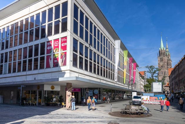 Faber Castell Opens Pop-Up Store at the Wöhrl Outlet in the Former Kaufhof Building, Nuremberg, September 17, 2026 On Königsstraße, the Wöhrl Outlet Welt in the former Kaufhof building is celebrating its first anniversary. Passersby stroll past the facade, with St. Lawrence Church rising in the background. Nuremberg, Bavaria, Germany 20260917-286A8589-M4000