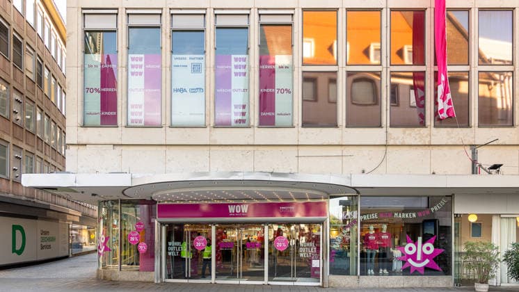 Faber-Castell Opens Pop-Up Store at the Wöhrl Outlet in the Former Kaufhof Building, Nuremberg, September 17, 2026 The Wöhrl Outlet World (WOW) in the former Kaufhof building on Pfannenschmiedsgasse is celebrating its first anniversary. The storefront and entrance area feature sales with discounts of up to 70 percent on women’s, men’s, and children’s fashion. Nuremberg, 20260917-286A8503-M4000