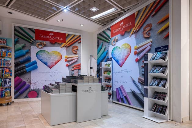 Faber-Castell Opens Pop-Up Store at the Wöhrl Outlet in the Former Kaufhof, Nuremberg, September 17, 2026 Faber-Castell is showcasing large-format wall displays featuring colored pencils, felt-tip pens, and the brand logo in a newly opened pop-up store. Display tables and a shelf with packaging showcase the manufacturer’s product range. Nuremberg, Bavaria, Germany 20260917-286A8510-M4000