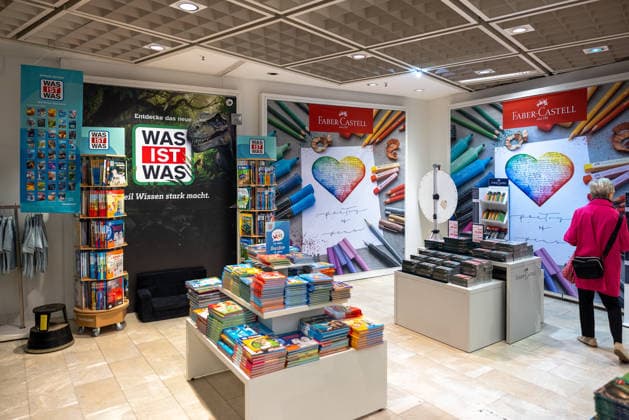Faber-Castell Opens Pop-Up Store at the Wöhrl Outlet in the Former Kaufhof, Nuremberg, September 17, 2026. Pop-up stores from Faber-Castell and Tessloff Verlag, featuring the Was Ist Was brand, have been set up at the Wöhrl Outlet in the former Kaufhof. Pens, stationery, children’s books, and educational books are on display on sales tables and merchandise 20260917-286A8529-M4000