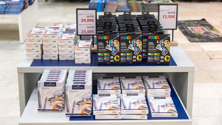 Faber-Castell Opens Pop-Up Store at the Wöhrl Outlet in the Former Kaufhof Building, Nuremberg, September 17, 2026: In the former Kaufhof building, a Faber-Castell pop-up store is offering art supplies at discounts of up to 50 percent. Display tables feature the brand’s watercolor sets, Posca markers, and sketchbooks at reduced prices. Nuremberg, Bavaria, Germany 20260917-286A8540-M4000