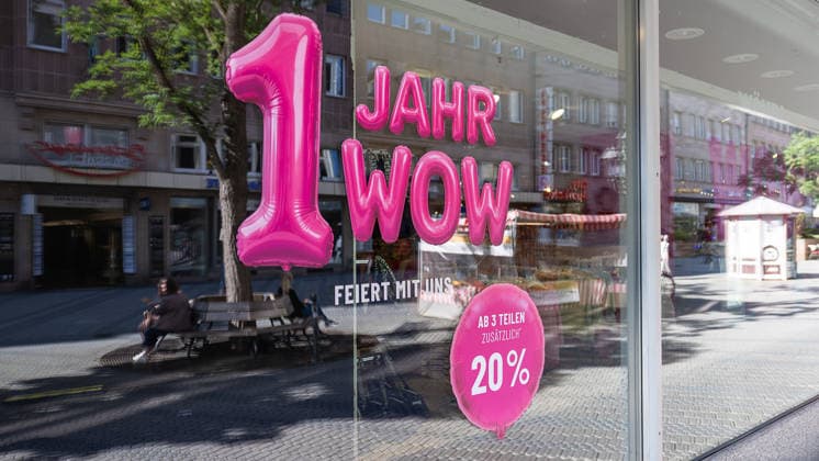 Faber-Castell Opens a Pop-Up Store at the Wöhrl Outlet in the Former Kaufhof Building, Nuremberg, September 17, 2026: The Wöhrl Outlet Welt (WOW) in the former Kaufhof building on Königsstraße is celebrating its first anniversary. A pink balloon sign in the storefront window advertises the anniversary and a 20 percent discount on purchases of three or more items. Nuremberg, Bava 20260917-286A8592-M4000