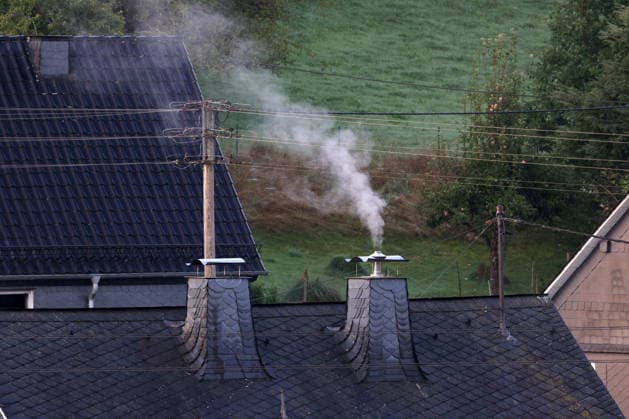 It’s cool in the morning in the Siegerland region, and the heating season is slowly beginning. A chimney smokes and steams on the roof of a house in Siegen-Oberschelden. Summer in the Siegerland region on September 17, 2026, in Siegen, Germany.