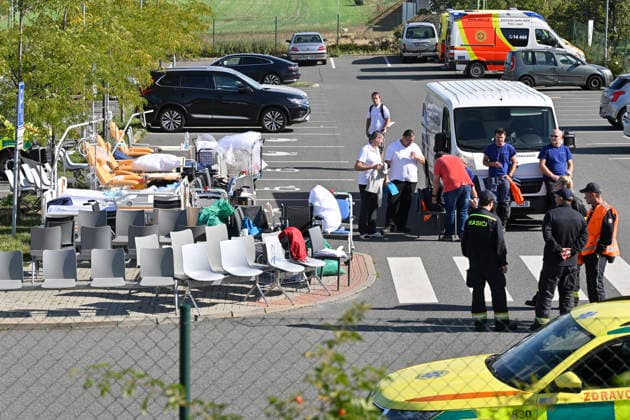 Police evacuated the Horovice Hospital due to an anonymous bomb threat and dozens of people left the facility, while patients confined to their beds or connected to medical equipment were allowed to remain, in Horovice, Czech Republic, on September 17, 2026. (CTKxPhoto MiroslavxChaloupka) CTKPhotoP2026091703340  CTKPhotoP2026091703340