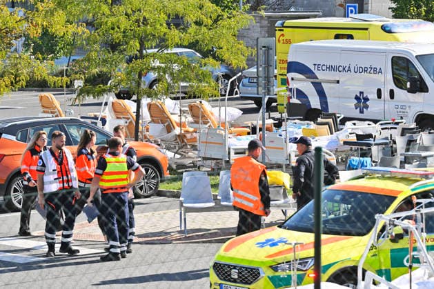 Police evacuated the Horovice Hospital due to an anonymous bomb threat and dozens of people left the facility, while patients confined to their beds or connected to medical equipment were allowed to remain, in Horovice, Czech Republic, on September 17, 2026. (CTKxPhoto MiroslavxChaloupka) CTKPhotoP2026091703428  CTKPhotoP2026091703428