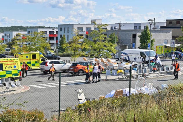 Police evacuated the Horovice Hospital due to an anonymous bomb threat and dozens of people left the facility, while patients confined to their beds or connected to medical equipment were allowed to remain, in Horovice, Czech Republic, on September 17, 2026. (CTKxPhoto MiroslavxChaloupka) CTKPhotoP2026091703427  CTKPhotoP2026091703427