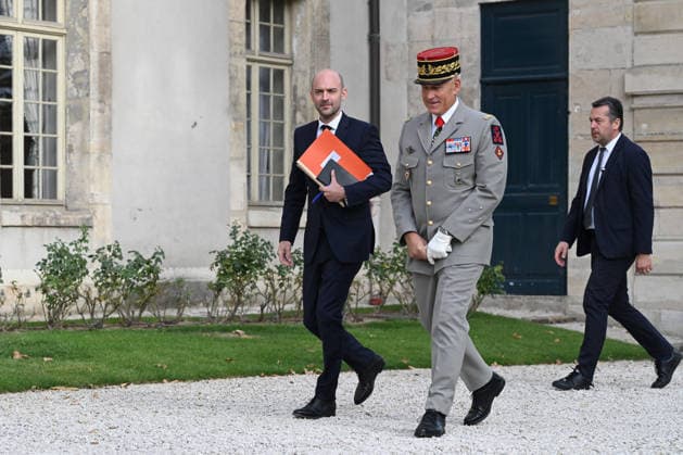 President Emmanuel Macron welcomes King Abdullah II of Jordan at the Hôtel des Invalides in Paris on September 17, 2026. Jeanne Accorsini, Bestimage. French Foreign Minister Jean Noêl Barrot and Army Corps General and Military Governor of Paris Loic Mizon. Jordan’s King Abdullah II is welcomed by French President Emmanuel Macron at the Hôtel des Invalides in Paris, France, on September 17, 2026, ahead of a meeting focused on Lebanon’s sovereignty and security and support for the Lebanese Armed Forces Paris France  Copyright: xJeannexAccorsinix xPoolx xBestimagexJeannexAccorsinix xPoolx xBestimagex