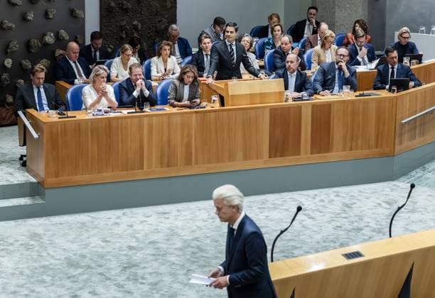 THE HAGUE - Prime Minister Rob Jetten in section K and Geert Wilders (PVV) at the interruption microphone on the second day of the General Political Debates. The House of Representatives is discussing the budget presented by the cabinet on Prinsjesdag. REMKO DE WAAL ANP netherlands out - belgium out  Copyright: xx x568943042x originalFilename: 568943042.jpg