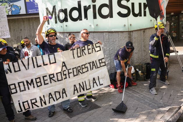 Forest firefighters stage a protest in front of the Madrid Assembly Forest firefighters from the Community of Madrid stage a protest in front of the Madrid Assembly on September 17, 2026, in Madrid, Spain. Under the slogan INFOMA 2026 Campaign!12-MONTH CONTRACTS AND DIGNITY NOW, public forest firefighters from the Community of Madrid today demanded improved working conditions in front of the Madrid Assembly. SEPTEMBER 17, 2026 Alejandro Martínez Vé Madrid, Spain  Copyright: xAlejandroxMartinezxVÃ lezx 7780906