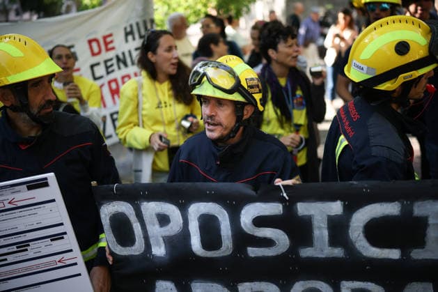 Forest firefighters stage a protest in front of the Madrid Assembly Forest firefighters from the Community of Madrid stage a protest in front of the Madrid Assembly on September 17, 2026, in Madrid, Spain. Under the slogan INFOMA 2026 Campaign!12-MONTH CONTRACTS AND DIGNITY NOW, public forest firefighters from the Community of Madrid today demanded improved working conditions in front of the Madrid Assembly. SEPTEMBER 17, 2026 Alejandro Martínez Vé Madrid, Spain  Copyright: xAlejandroxMartinezxVÃ lezx 7780907