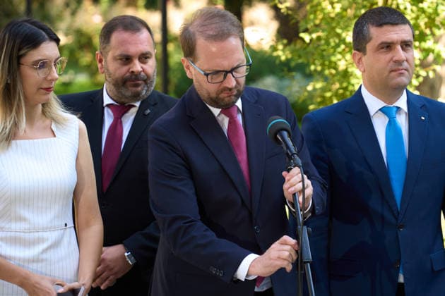 President Dan Talks With Parties to Name a New Prime Minister - USR, Bucharest, Romania Bucharest, Romania. 17th Sep, 2026: Dominic Fritz (C), president of the Save Romania Union (USR), speaks to the press after the consultations with Romanian President Nicusor Dan at Cotroceni Palace. Consultations were held to appoint a new prime minister, 135 days after the Bolojan government was dismissed in a no‘confidence vote. Bucharest Romania Copyright: xLucianxAlecux