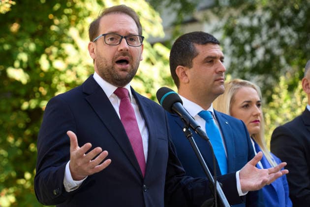 President Dan Talks With Parties to Name a New Prime Minister - USR, Bucharest, Romania Bucharest, Romania. 17th Sep, 2026: Dominic Fritz, president of the Save Romania Union (USR), speaks to the press after the consultations with Romanian President Nicusor Dan at Cotroceni Palace. Consultations were held to appoint a new prime minister, 135 days after the Bolojan government was dismissed in a no‘confidence vote. Bucharest Romania Copyright: xLucianxAlecux
