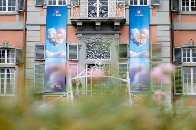 The show s logo can be seen on banners at the premiere of Love Island VIP during the exclusive premiere event at Arff Castle. Thematic image, stock photo. Cologne, September 16, 2026. North Rhine-Westphalia, Germany Copyright: xChristophxHardtx