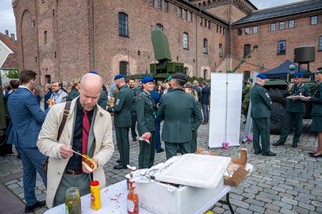 Army Summit 2026 Oslo 20260917 Serving of sausages and a demonstration of military drones at an exhibition outside the Army Summit at Akershus Fortress. The Army and the Norwegian Atlantic Committee are organizing Army Summit 2026, which focuses on the development of Europeanand Norwegian land defense. Photo: Heiko Junge, NTB, Oslo, Norway 1rN6HRAAfbU EDITORIAL USE ONLY Ref BNC PO  Copyright: xHeikoxJungex xNTBx