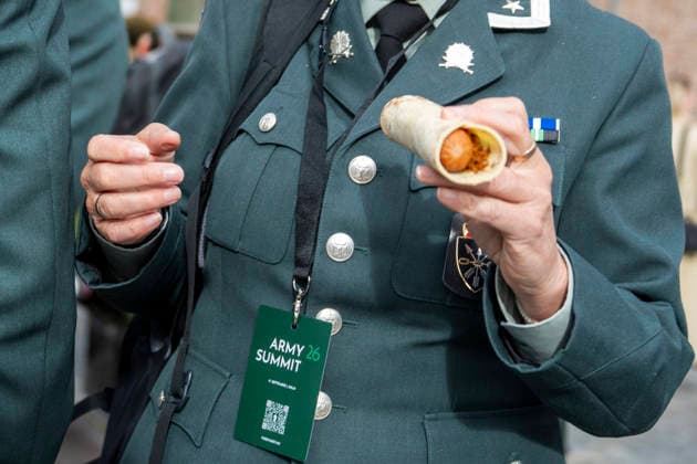 Army Summit 2026 Oslo 20260917 Serving of sausages and a demonstration of military drones at an exhibition outside the Army Summit at Akershus Fortress. The Army and the Norwegian Atlantic Committee are organizing Army Summit 2026, which focuses on the development of Europeanand Norwegian land defense. Photo: Heiko Junge, NTB, Oslo, Norway wnUdn5mlEtk EDITORIAL USE ONLY Ref BNC PO  Copyright: xHeikoxJungex xNTBx