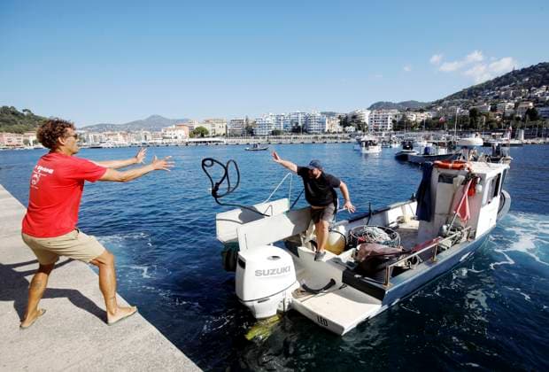 FISHERMEN BLOCK ENTRANCE TO THE PORT OF NICE PHOTOPQR NICE MATIN Jean François Ottonello Nice September 17, 2026 Fishermen block the entrance to the port of Nice, Nice, France, Sept. 17, 2026 Fishermen block the entrance to the port of Nice, demanding aid to cope with oil prices Nice, France  Copyright: xPHOTOPQR NICExMATIN MAXPPPxJeanxFrançoisxOttonellox 20260917NIM2629 20260917NIM2629