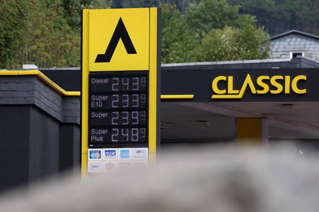 What is the outlook for fuel prices? Fuel prices remain at very high levels at the CLASSIC gas station in Mudersbach. Fuel prices this morning shortly before 12:00 p.m. The current price for diesel, Super E10, and Super is well over 2 euros. Gas station, gas prices on September 17, 2026, in Mudersbach, Germany