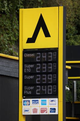 What is the outlook for fuel prices? Fuel prices remain at very high levels at the CLASSIC gas station in Mudersbach. Fuel prices this morning shortly before 12:00 p.m. The current price for diesel, Super E10, and Super is well over 2 euros. Gas station, gas prices on September 17, 2026, in Mudersbach, Germany