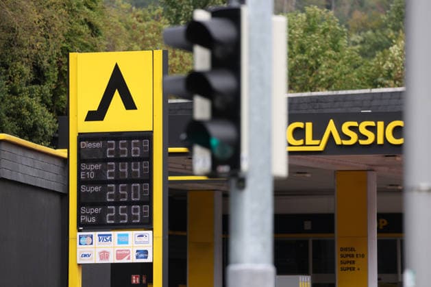 What will happen to gas prices? Gas prices remain at very high levels. CLASSIC gas station in Mudersbach. Gas prices at noon, shortly after 12:00 p.m., following the price adjustment. The current price for diesel, Super E10, and Super are well over 2 euros: diesel at 2.56 euros, Super E10 at 2.44 euros, and Super a