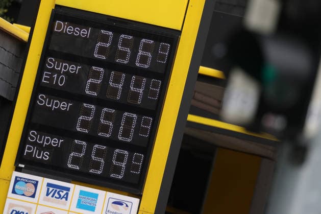 What will happen to gas prices? Gas prices remain at very high levels. CLASSIC gas station in Mudersbach. Gas prices at noon, shortly after 12:00 p.m., following the price adjustment. The current price for diesel, Super E10, and Super are well over 2 euros: diesel at 2.56 euros, Super E10 at 2.44 euros, and Super a