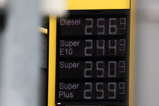What will happen to gas prices? Gas prices remain at very high levels. CLASSIC gas station in Mudersbach. Gas prices at noon, shortly after 12:00 p.m., following the price adjustment. The current price for diesel, Super E10, and Super are well over 2 euros: diesel at 2.56 euros, Super E10 at 2.44 euros, and Super a