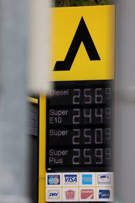 What will happen to gas prices? Gas prices remain at very high levels. CLASSIC gas station in Mudersbach. Gas prices at noon, shortly after 12:00 p.m., following the price adjustment. The current price for diesel, Super E10, and Super are well over 2 euros: diesel at 2.56 euros, Super E10 at 2.44 euros, and Super a