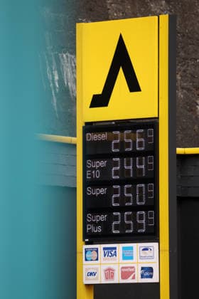 What will happen to gas prices? Gas prices remain at very high levels. CLASSIC gas station in Mudersbach. Gas prices at noon, shortly after 12:00 p.m., following the price adjustment. The current price for diesel, Super E10, and Super are well over 2 euros: diesel at 2.56 euros, Super E10 at 2.44 euros, and Super a