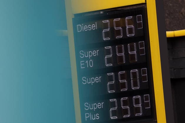 What will happen to gas prices? Gas prices remain at very high levels. CLASSIC gas station in Mudersbach. Gas prices at noon, shortly after 12:00 p.m., following the price adjustment. The current price for diesel, Super E10, and Super are well over 2 euros: diesel at 2.56 euros, Super E10 at 2.44 euros, and Super a