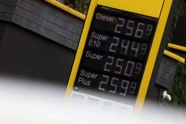 What will happen to gas prices? Gas prices remain at very high levels. CLASSIC gas station in Mudersbach. Gas prices at noon, shortly after 12:00 p.m., following the price adjustment. The current price for diesel, Super E10, and Super are well over 2 euros: diesel at 2.56 euros, Super E10 at 2.44 euros, and Super a