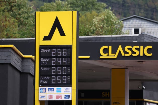What will happen to gas prices? Gas prices remain at very high levels. CLASSIC gas station in Mudersbach. Gas prices at noon, shortly after 12:00 p.m., following the price adjustment. The current price for diesel, Super E10, and Super are well over 2 euros: diesel at 2.56 euros, Super E10 at 2.44 euros, and Super a