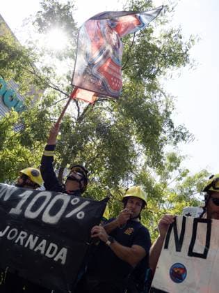 September 17, 2026, Madrid, Madrid, Spain: MADRID, SPAIN - SEPTEMBER 17: A group of wildland firefighters arrive to protest outside the headquarters of the Assembly of Madrid Ã¢â‚¬ the regional parliament of the Community of Madrid Ã¢â‚¬ on September 17, 2026 in Madrid, Spain. The protesters are demanding salary equalization and official recognition of the wildland firefighter job category. Madrid Spain  - ZUMAh199 20260917_zip_h199_001 Copyright: xAaronxHerediax