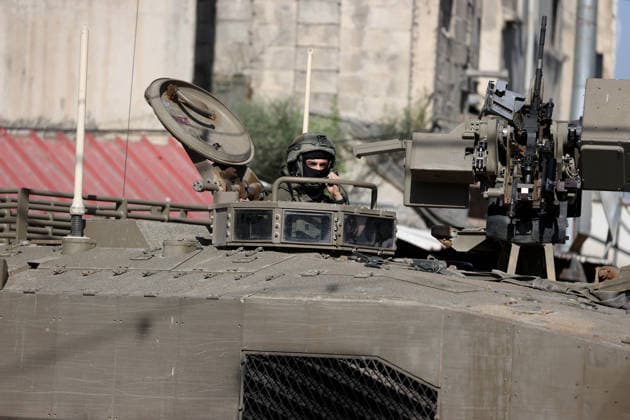 Israeli army continues to raid West Bank NABLUS, WEST BANK, PALESTINE - SEPTEMBER 17 : Israeli soldiers take up positions and maintain security measures during a military raid on the Ain Refugee Camp in Nablus, West Bank, Palestine on September 17, 2026. Israeli forces restricted the movement of local Palestinians during the operation in the refugee camp. Issam Rimawi Anadolu Nablus West Bank. Editorial use only. Please get in touch for any other usage.  Copyright: x2026xAnadoluxIssamxRimawix
