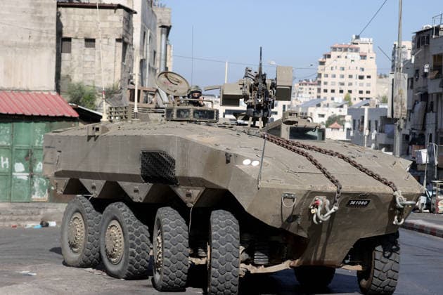 Israeli army continues to raid West Bank NABLUS, WEST BANK, PALESTINE - SEPTEMBER 17 : Israeli soldiers take up positions and maintain security measures during a military raid on the Ain Refugee Camp in Nablus, West Bank, Palestine on September 17, 2026. Israeli forces restricted the movement of local Palestinians during the operation in the refugee camp. Issam Rimawi Anadolu Nablus West Bank. Editorial use only. Please get in touch for any other usage.  Copyright: x2026xAnadoluxIssamxRimawix