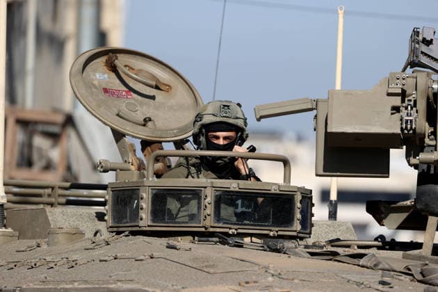 Israeli army continues to raid West Bank NABLUS, WEST BANK, PALESTINE - SEPTEMBER 17 : Israeli soldiers take up positions and maintain security measures during a military raid on the Ain Refugee Camp in Nablus, West Bank, Palestine on September 17, 2026. Israeli forces restricted the movement of local Palestinians during the operation in the refugee camp. Issam Rimawi Anadolu Nablus West Bank. Editorial use only. Please get in touch for any other usage.  Copyright: x2026xAnadoluxIssamxRimawix