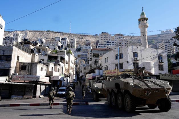 Israeli army continues to raid West Bank NABLUS, WEST BANK, PALESTINE - SEPTEMBER 17 : Israeli soldiers take up positions and maintain security measures during a military raid on the Ain Refugee Camp in Nablus, West Bank, Palestine on September 17, 2026. Israeli forces restricted the movement of local Palestinians during the operation in the refugee camp. Issam Rimawi Anadolu Nablus West Bank. Editorial use only. Please get in touch for any other usage.  Copyright: x2026xAnadoluxIssamxRimawix