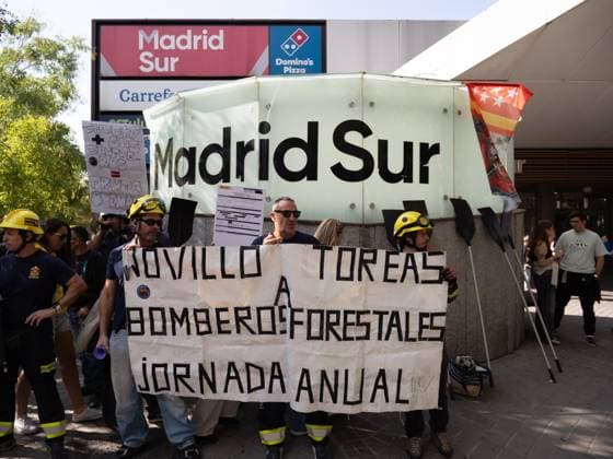 September 17, 2026, Madrid, Madrid, Spain: MADRID, SPAIN - SEPTEMBER 17: A group of wildland firefighters arrive to protest outside the headquarters of the Assembly of Madrid Ã¢â‚¬ the regional parliament of the Community of Madrid Ã¢â‚¬ on September 17, 2026 in Madrid, Spain. The protesters are demanding salary equalization and official recognition of the wildland firefighter job category. Madrid Spain  - ZUMAh199 20260917_zip_h199_004 Copyright: xAaronxHerediax