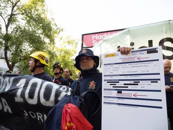 September 17, 2026, Madrid, Madrid, Spain: MADRID, SPAIN - SEPTEMBER 17: A group of wildland firefighters arrive to protest outside the headquarters of the Assembly of Madrid Ã¢â‚¬ the regional parliament of the Community of Madrid Ã¢â‚¬ on September 17, 2026 in Madrid, Spain. The protesters are demanding salary equalization and official recognition of the wildland firefighter job category. Madrid Spain  - ZUMAh199 20260917_zip_h199_005 Copyright: xAaronxHerediax
