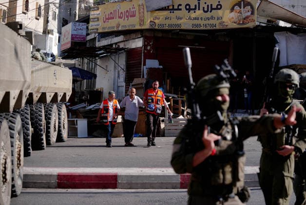 Israeli army continues to raid West Bank NABLUS, WEST BANK, PALESTINE - SEPTEMBER 17 : Israeli soldiers take up positions and maintain security measures during a military raid on the Ain Refugee Camp in Nablus, West Bank, Palestine on September 17, 2026. Israeli forces restricted the movement of local Palestinians during the operation in the refugee camp. Issam Rimawi Anadolu Nablus West Bank. Editorial use only. Please get in touch for any other usage.  Copyright: x2026xAnadoluxIssamxRimawix